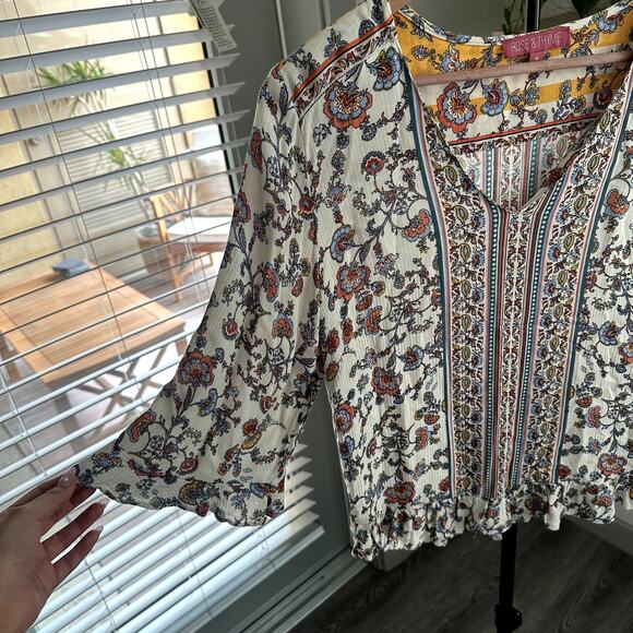 Chic Bohemian Floral Blouse - Picture 4 of 6